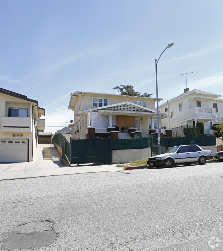 Building Photo - 950 S Berendo St