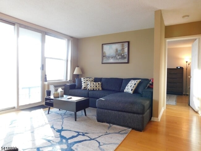 Building Photo - 300 Main St