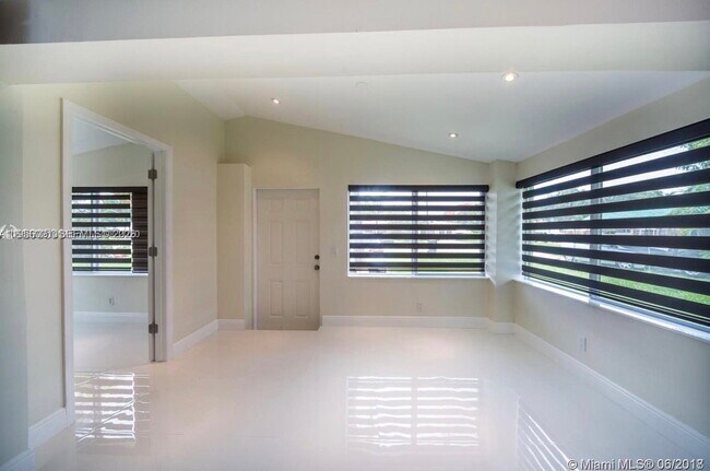 Building Photo - Northeast 180th Street, North Miami Beach, FL 33162 - 3 BR 2 BA single-family home