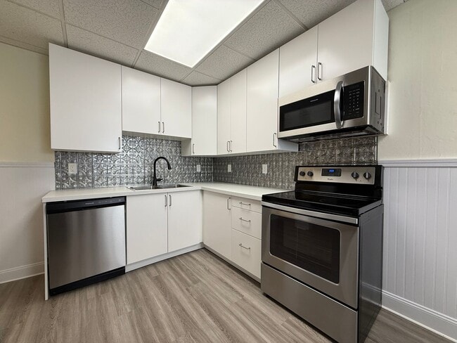 Updated 3BR house with fenced yard! - Updated 3BR house with fenced yard!