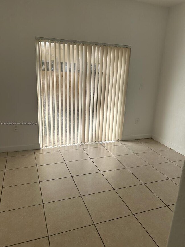 Foto del edificio - 1652 SE 28th St