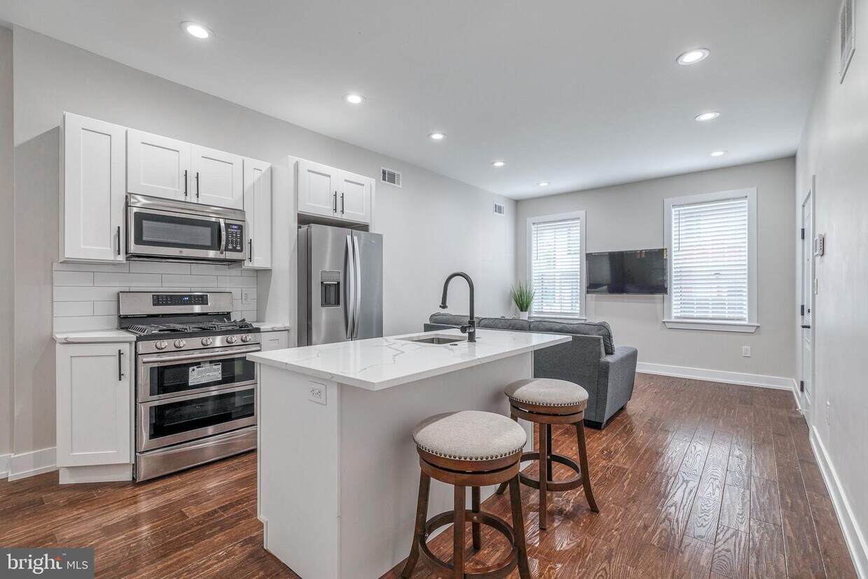 Foto principal - 2139 E Hagert St