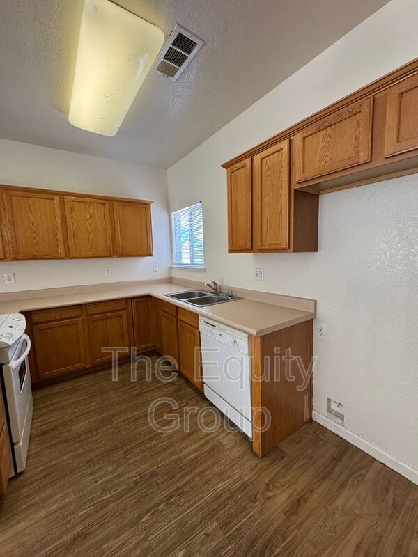 Foto del edificio - 2930 S Sallee St