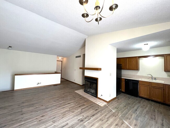 Vaulted ceiling - 3220 N Longfellow Ct