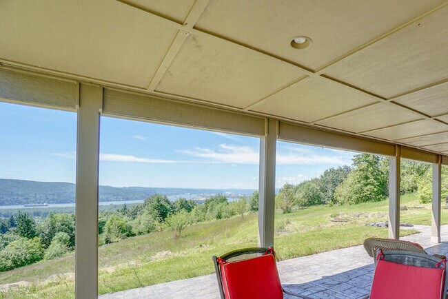 Building Photo - BEAUTIFUL SPACIOUS TWO BEDROOM WITH OFFICE...