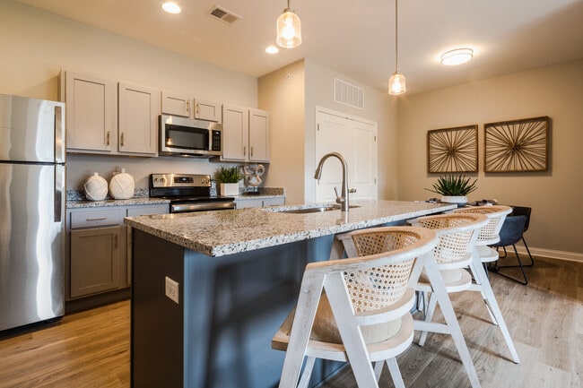 Building Photo - Villas at Green Valley