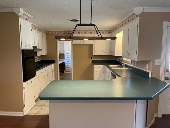 Building Photo - Renovated 3 Bedroom 2 Bath Home for Rent!