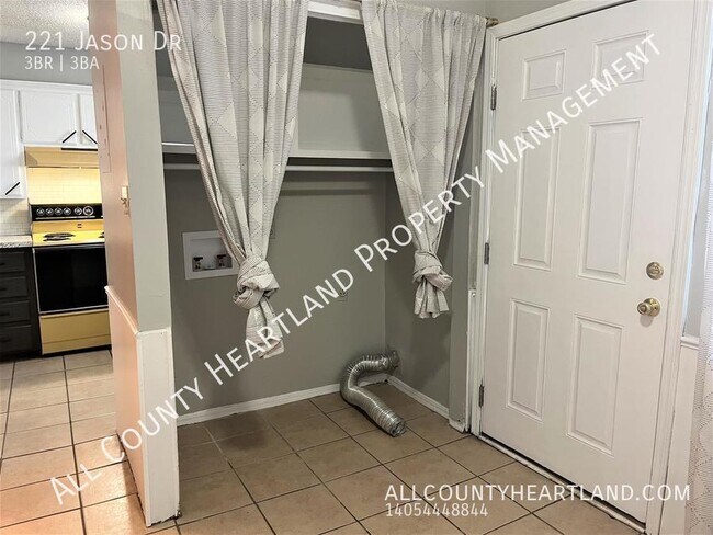 Building Photo - 3 bed/2.5 bath Condo in Norman!