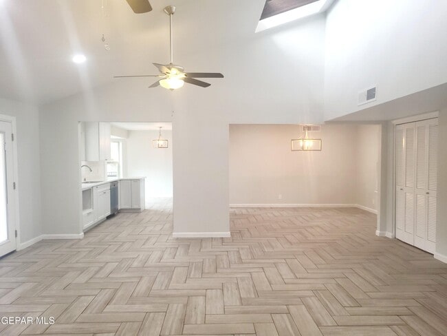 Building Photo - 408 Hollydale Dr