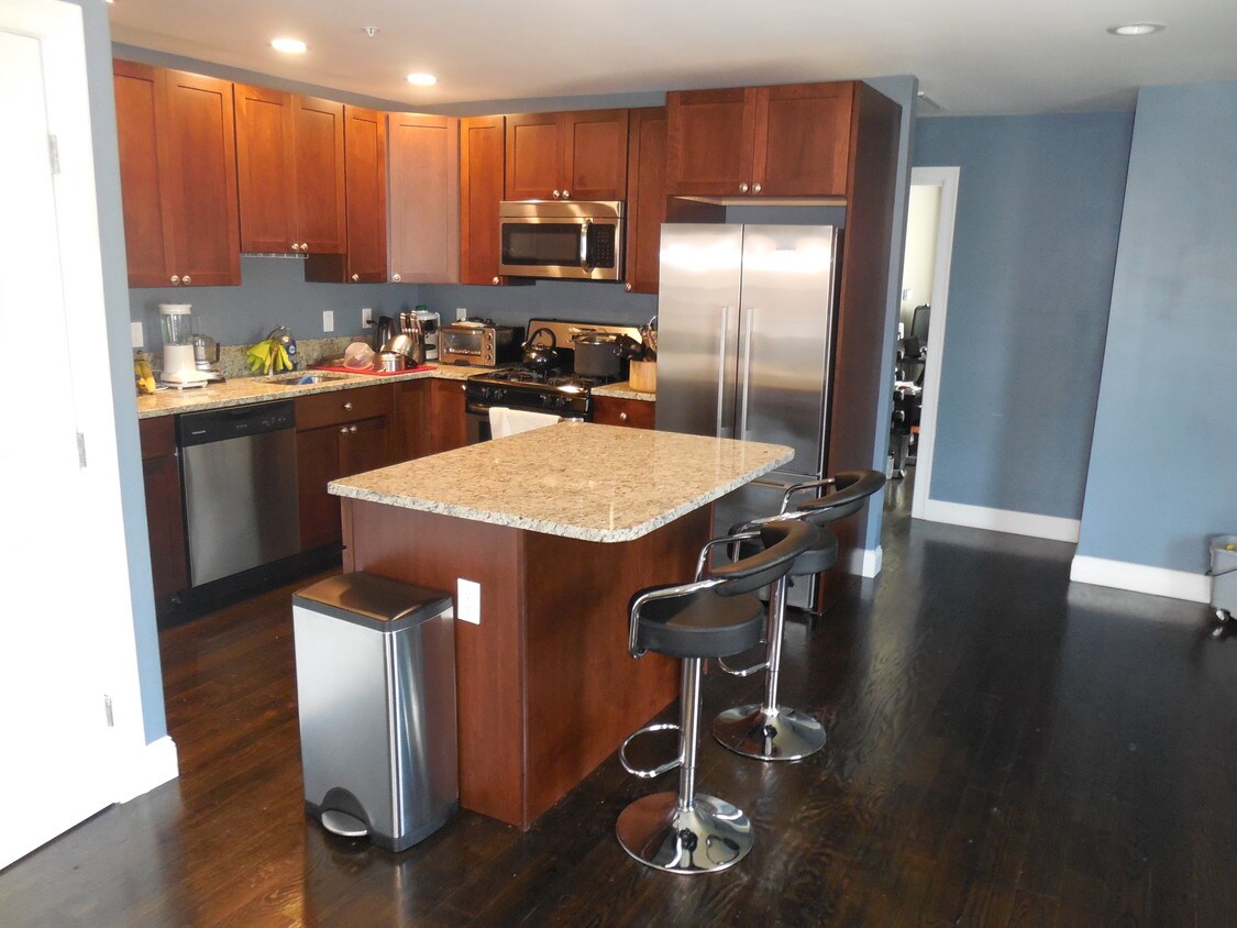 Primary Photo - 386 Atwells Ave