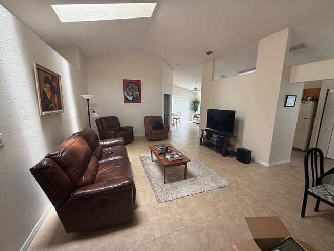 Building Photo - 3/2 Single Family Home in Waterford Lakes AVAILABLE AUGUST 17th!