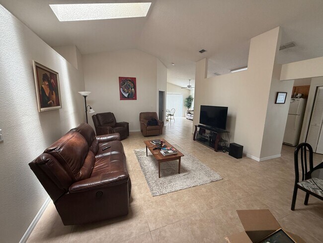 Foto del edificio - 3/2 Single Family Home in Waterford Lakes AVAILABLE AUGUST 17th!