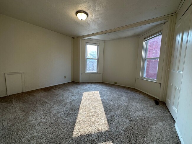 Foto del edificio - Stunning One Bedroom in Oakland! Second Floor Unit, Ample Natural Light & More!! Call Today!