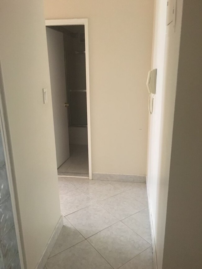 Foto del edificio - 3235 Emmons Ave