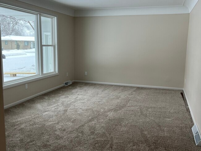 Sala familiar con alfombra y pintura nuevas en 2023 - 835 Maple St NE