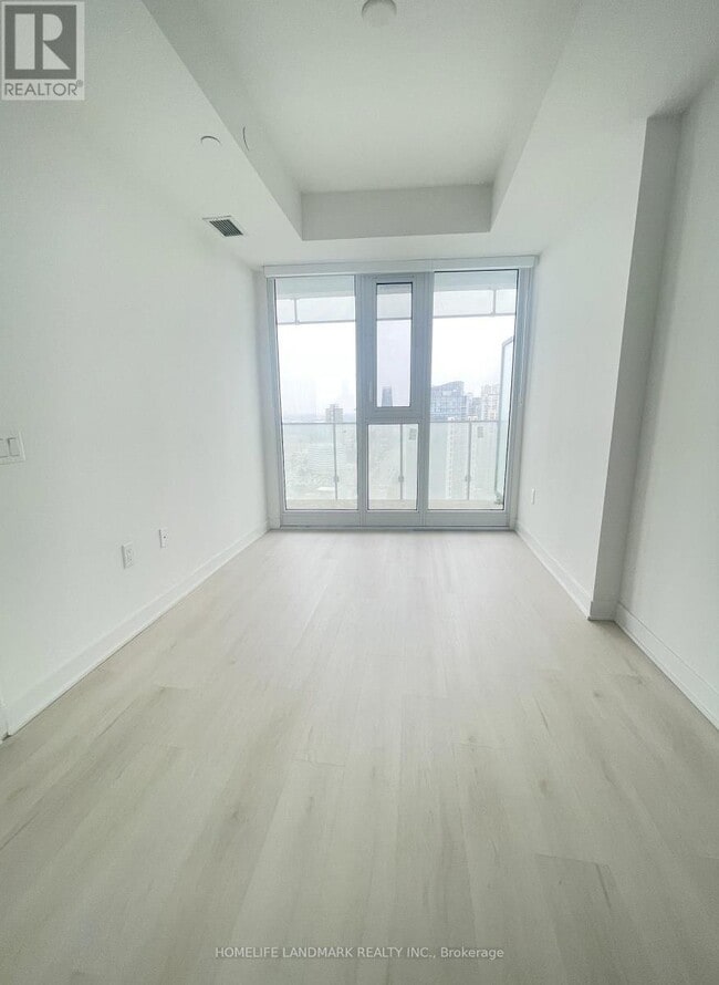 Photo du bâtiment - 3900-3900 Confederation Pkwy