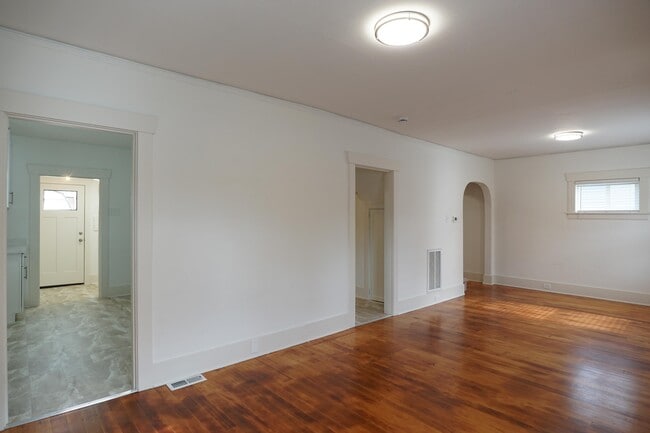 Building Photo - 2107 S Cushman Ave
