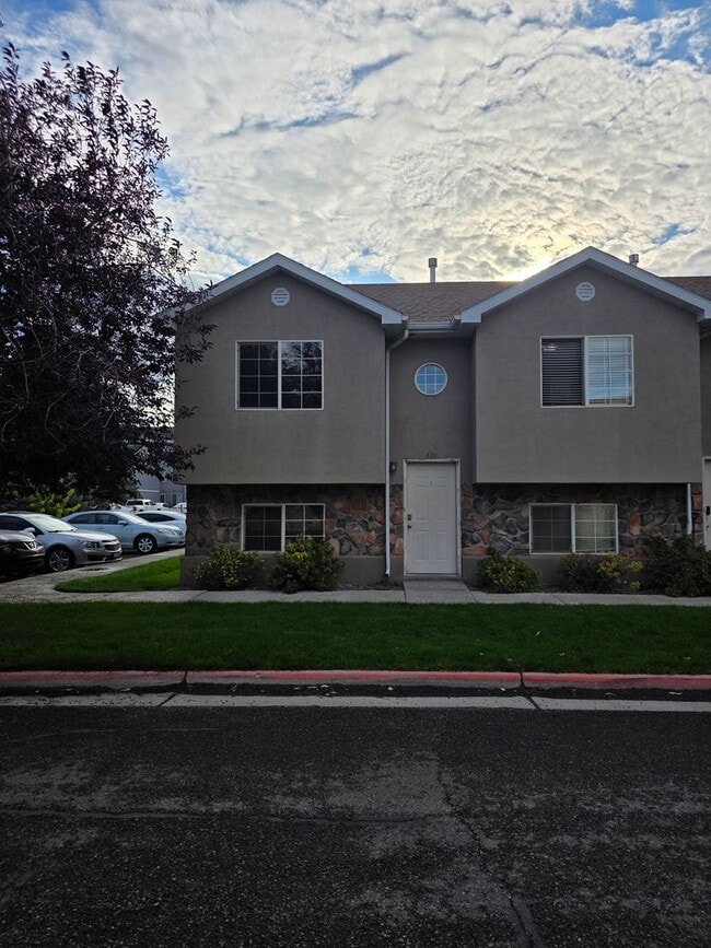 Building Photo - LEASE TAKEOVER - 3 Bed, 1.5 bath townhome available in the Vallinda Community