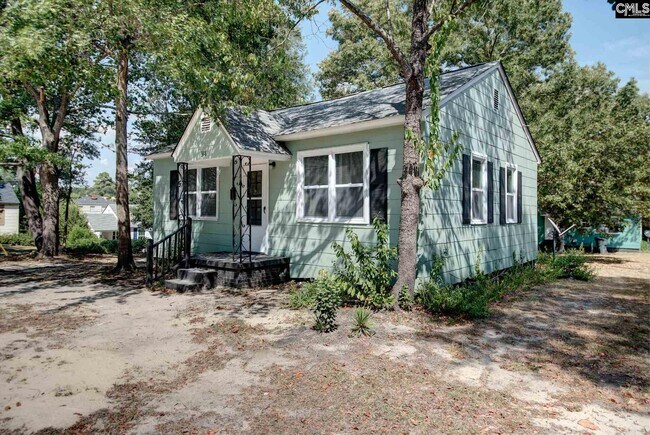 Building Photo - 318 S Kilbourne Rd