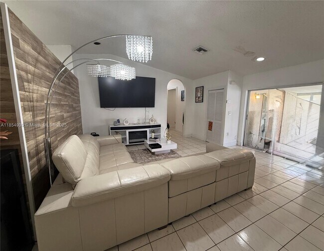 Foto del edificio - 18800 NW 84th Ave