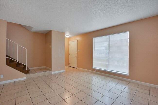 Building Photo - 5102 S Pleasant Valley Rd