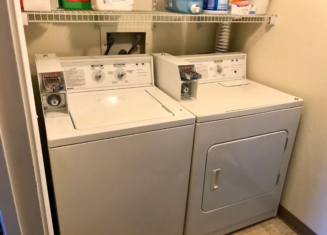 Foto del edificio - 342 E Dowling Rd