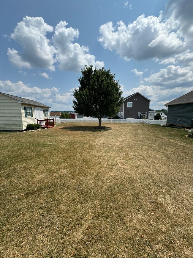 Building Photo - Single Family Home in Broadway