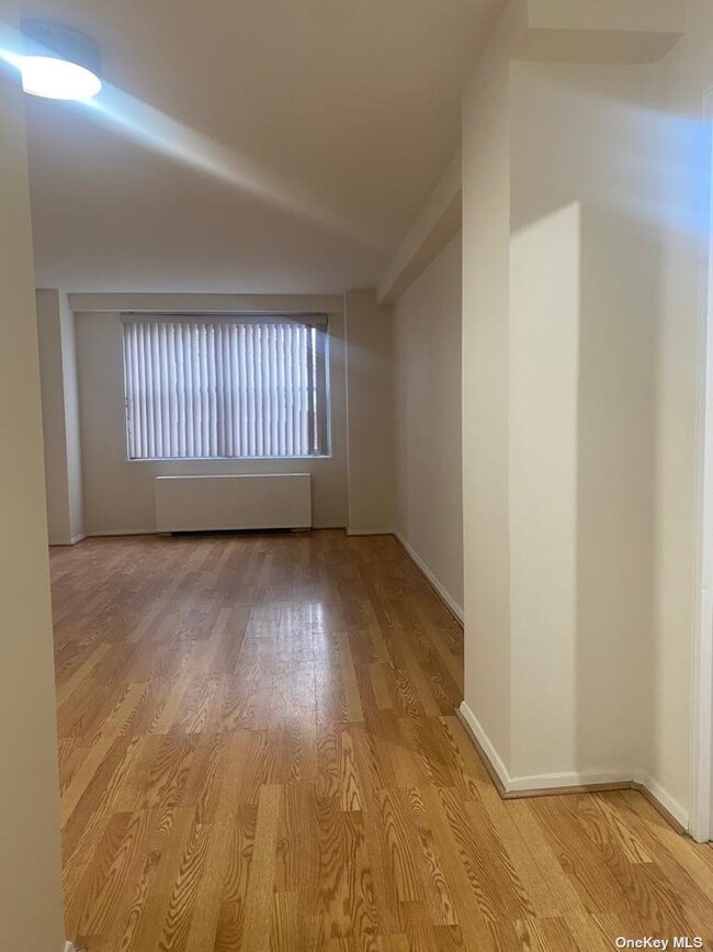 Foto del edificio - 61-20 Grand Central Pkwy