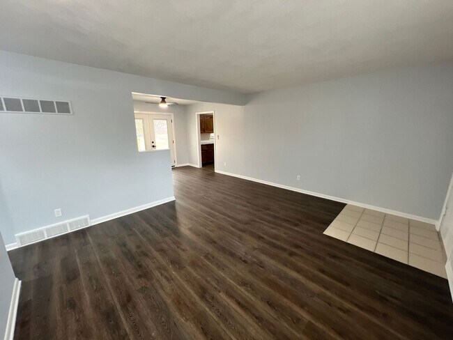 Foto del edificio - Move-In Ready 6-Bedroom Home in Raytown