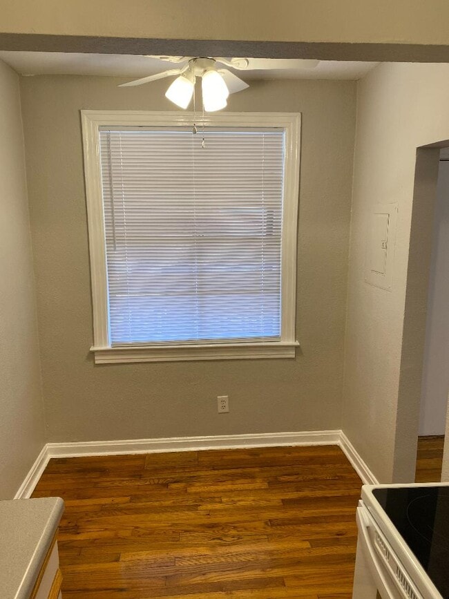 Comedor - 2741 Riverside Ave