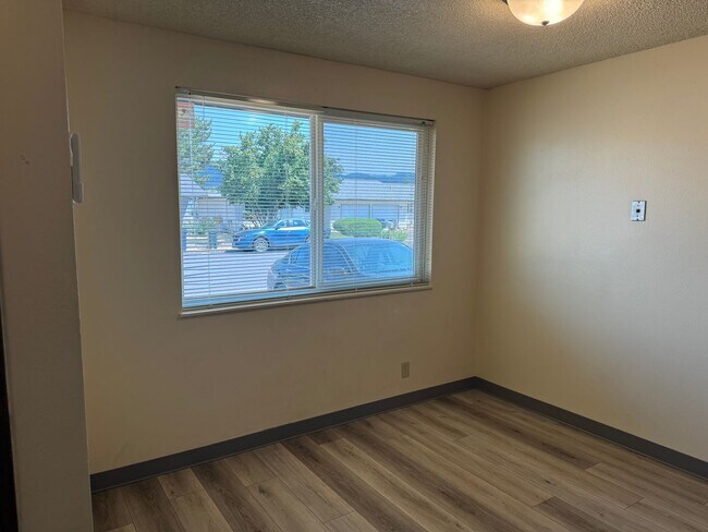 Foto del edificio - Lovely 2-bedroom/1-bathroom duplex with garage!