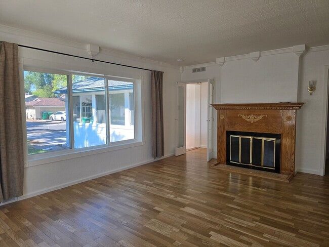 Building Photo - 652 Arbutus St
