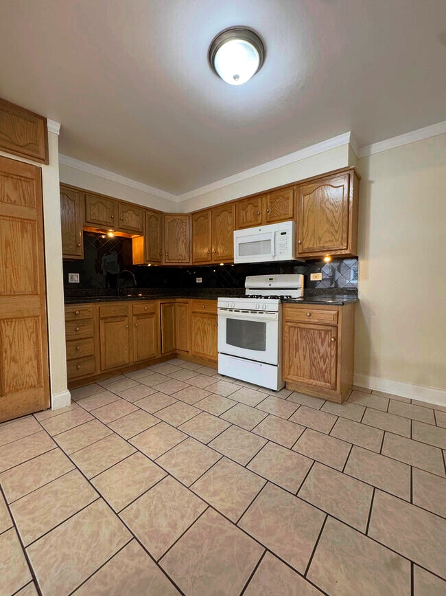 Building Photo - 10105 Hartford Ct