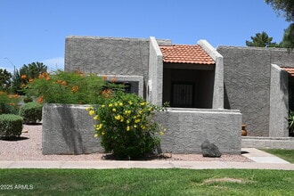 Building Photo - 7253 N Vía Nueva