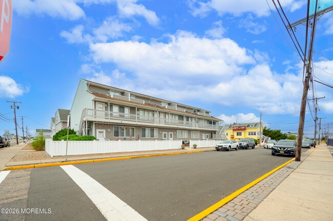 Building Photo - 1713 Boulevard