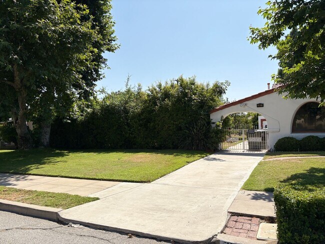 Building Photo - Charming Spanish Colonial house with huge ...