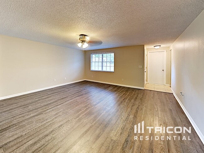 Building Photo - 1203 Seffner Valrico Rd