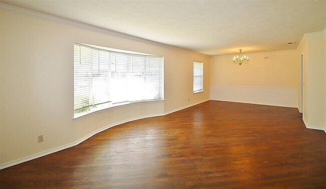 Foto del edificio - 2613 Briarwood Dr
