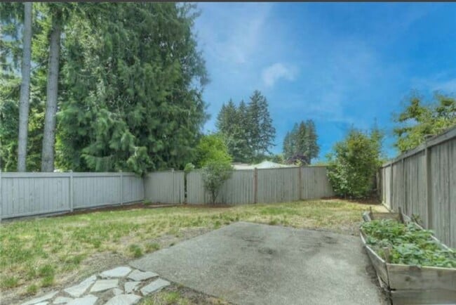 Building Photo - Beautiful Town House in Olympia