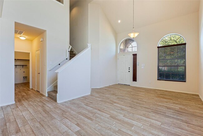 Building Photo - 12021 Pecangate Way