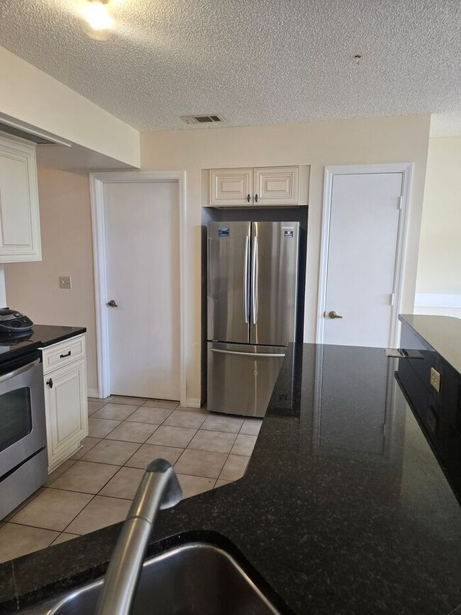 Foto del edificio - Charming 4-Bedroom Home Ready for You to M...