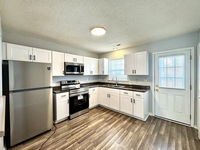 Foto del edificio - Gorgeous Duplex! Completely Remodeled!