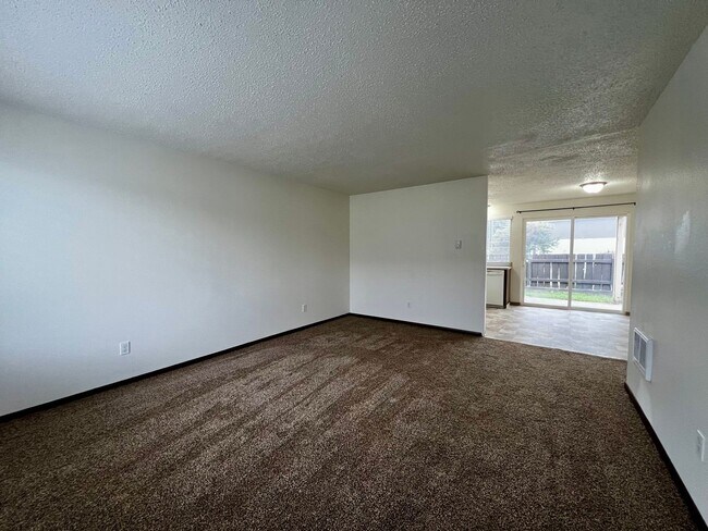 Building Photo - g1020