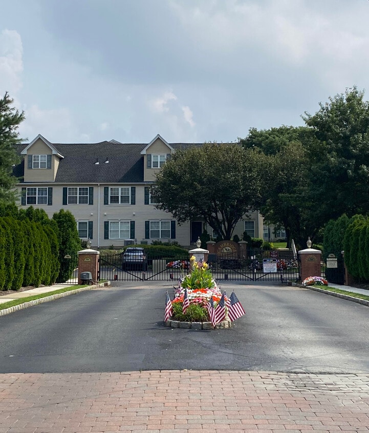 Gated entrance - 220 Cambridge Ct