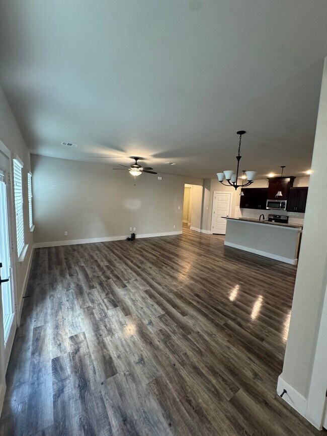 Foto del edificio - COMING SOON 3/2/2 - GREAT NEIGHBORHOOD - GODLEY ISD