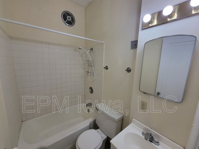Building Photo - 805 W Seerley Blvd