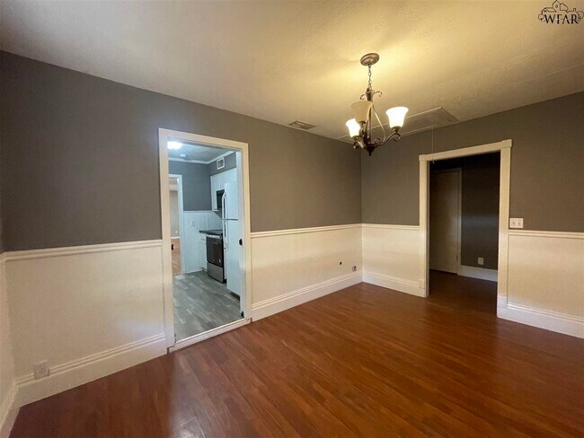 Building Photo - 703 W Louisa Ave