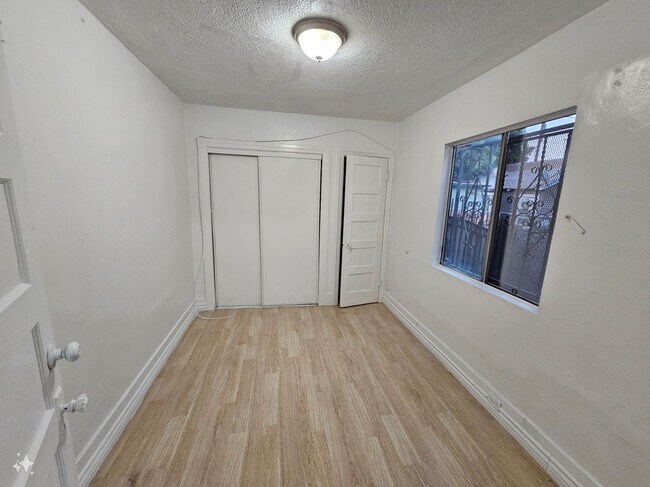 Foto del edificio - 713 1/2 West 57th Street