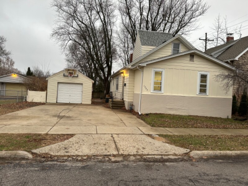 Primary Photo - 1202 E Hines Ave