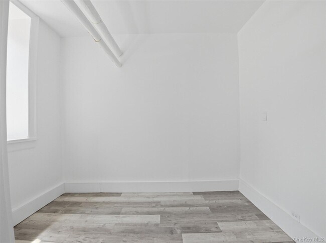 Foto del edificio - 762 Brady Ave